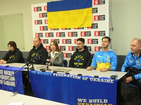 (L à R) Misha Simchuk, entraîneur-chef Vadym Shakhrychuk, directeur exécutif de la Fédération ukrainienne de hockey sur glace Aleksandra Slatvetska, Gleb Krivoshapkin, Andriy Grigorip, et l'entraîneur adjoint Dmitry Krstych parler aux membres des médias après avoir entraîné l'équipe nationale ukrainienne U25 dans tous -hockey moyen à Winnipeg En préparation pour leur match contre les Bison de l'Université du Manitoba le lundi 9 janvier 2023, au Canada Live Centre à Winnipeg. Le jeu fait partie de