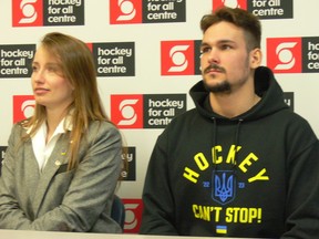 (De gauche à droite) Aleksandra Slatvytska, directrice générale de la Fédération ukrainienne de hockey sur glace, et Gleb Krivoshapkin s'adressent aux médias après l'entraînement de l'équipe nationale ukrainienne de hockey pour tous U25 à Winnipeg en préparation de leur match contre les bisons de l'Université du Manitoba le lundi 9 janvier , 2023, au Canada Live Centre à Winnipeg. Le jeu fait partie de