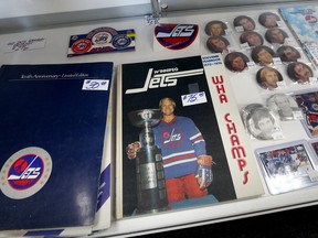 Les souvenirs des Jets de Winnipeg, y compris un livre mettant en vedette Bobby Hull sur la couverture, sont conservés dans un magasin de sport sur St. Mary's Road à Winnipeg appartenant à l'ancien coéquipier Joe Daley. Golden Gate est décédé lundi à l'âge de 84 ans. Photo prise le 31 janvier 2023.