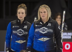 Mackenzie Zacharias (à gauche) et Jennifer Jones font partie de l'équipe manitobaine de cinq hommes qui a débuté fort avec les Scotties.