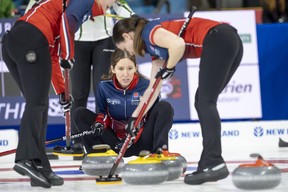 Kaitlyn Lawes et ses coéquipières Laura Walker (à droite), Jocelyn Peterman et Christine McKish (à gauche) ont pris un bon départ chez les Scotties.