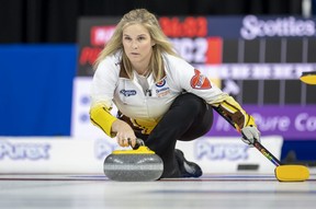 Jennifer Jones, du Manitoba, a remporté un match éliminatoire vendredi et jouera assurément ce week-end au Tournoi des Cœurs Scotties à Kamloops.