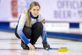 Clancy Grundy de la Colombie-Britannique a battu Laurie St. George du Québec 8-3 dans un bris d'égalité pour se qualifier pour les séries éliminatoires.