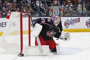 16 février 2023 ; Columbus, Ohio, États-Unis ; Le gardien des Blue Jackets de Columbus Jonas Korbesalo (70 ans) s'attaque aux Jets de Winnipeg lors de la première période au Nationwide Arena. Crédit obligatoire : Russell LaBounty - USA TODAY Sports