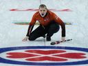 L'équipe Wild Card 3 a sauté l'appel de Megan Walter aux balayeurs alors qu'elle affrontait le Manitoba dans le Tournoi des Cœurs Scotties, à Kamloops, en Colombie-Britannique, le dimanche 19 février 2023.
