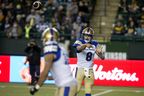 Le quart-arrière des Blue Bombers de Winnipeg Zac Crozos (8) fait une passe à Nick Demsky (10) lors de leur match de première mi-temps contre les Elks d'Edmonton au Commonwealth Stadium, à Edmonton, le samedi 18 septembre 2021. Photo de David Bloom