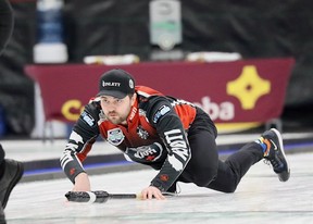 Matt Dunston a remporté son premier championnat de curling masculin du Manitoba dimanche.