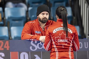 Kerry Einarson récompense l'entraîneur Reed Carruthers dans le cadre de son parcours vers ce qu'elle espère être un quatrième titre canadien consécutif.