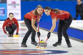 Kerry Einarson regarde son tir alors que les balayeurs Brian Harris (à gauche) et Shannon Birchard le ramènent à la maison samedi dans une victoire contre Christina Black de la Nouvelle-Écosse.
