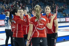 Curling : Le Canadien Einarson continue de chercher son quatrième titre consécutif avec une victoire en séries éliminatoires chez les Scotties
