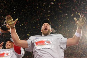 Après avoir remporté le championnat de l'AFC la semaine dernière, Travis Kelsey était colocataire à l'université avant de devenir peut-être le meilleur ailier serré de l'histoire de la NFL.