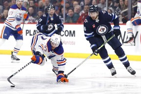 Brett Kolak des Oilers a été malmené par l'attaquant des Jets Blake Wheeler lors de la victoire 7-5 des Jets samedi.