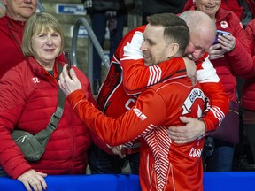 Brad Gucho célèbre avec ses parents, Maureen et Ray, après avoir remporté le Brier pour la cinquième fois dimanche.
