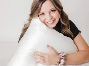 Kristin Steele, propriétaire de Blush Silks. Bientôt, les taies d'oreiller Blush Silks de Brandon seront sous la direction des acteurs, actrices et réalisateurs les plus talentueux d'Hollywood, menant à la 95e cérémonie annuelle des Oscars le 12 mars 2023. Nos taies d'oreiller Blush Silks en pure soie seront présentées dans le cadeau Every Wins du nominé des célébrités. sacs qui seront présentés aux meilleurs nominés pour les Oscars de cette année.