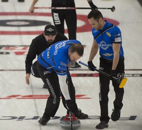 Reed Carruthers, Derek Samagalski et Conor Njegovan ont joué en équipe de trois aux championnats du Manitoba et ont atteint la finale.