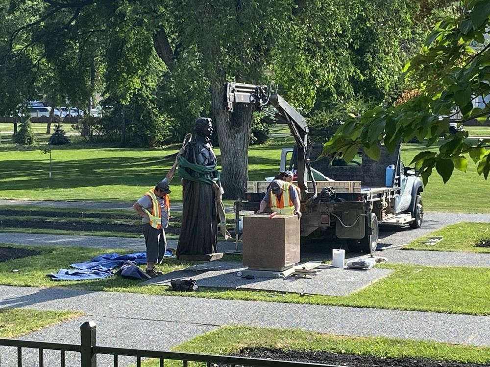 Statue of Queen Elizabeth repaired and reinstalled, two years after vandalism - Vimarsana News