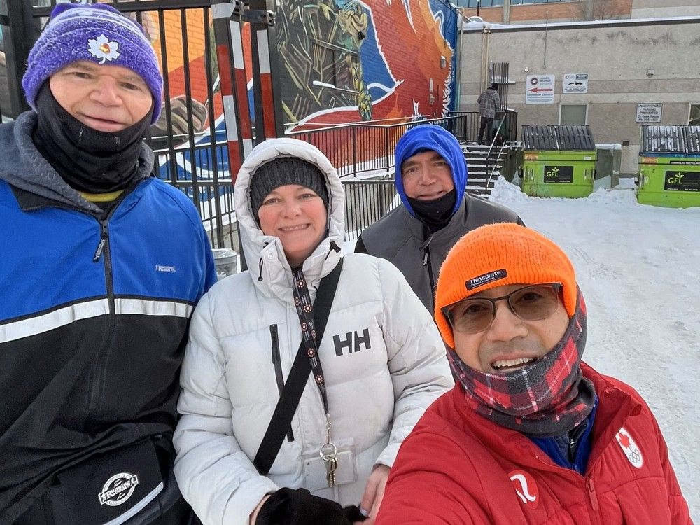 Winnipeg Run Club collects cash, warm clothes for Main Street Project