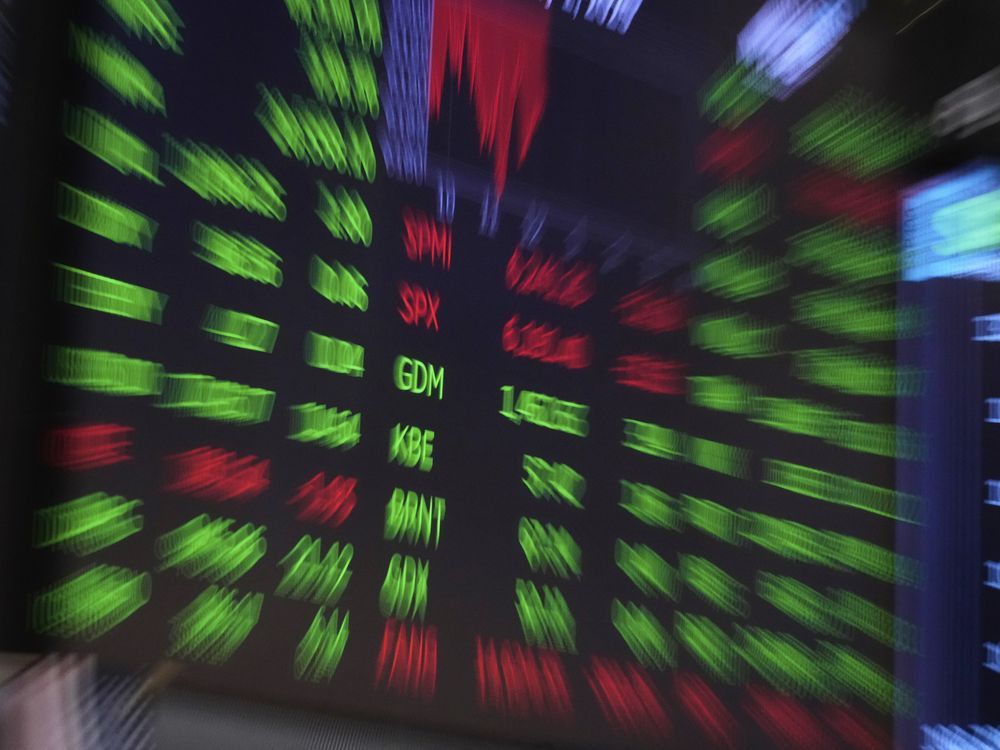 S&P/TSX composite closes the week lower, while U.S. stock markets rise